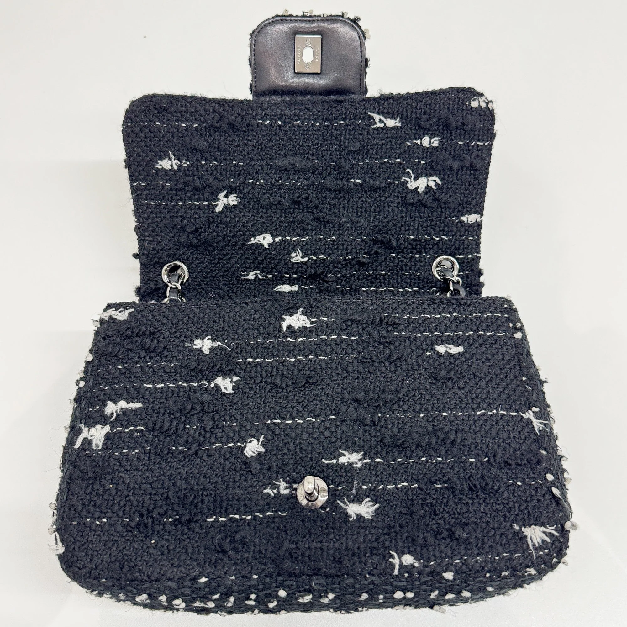2015-2016 Black & White Tweed Double Chain Shoulder Bag - Image 16