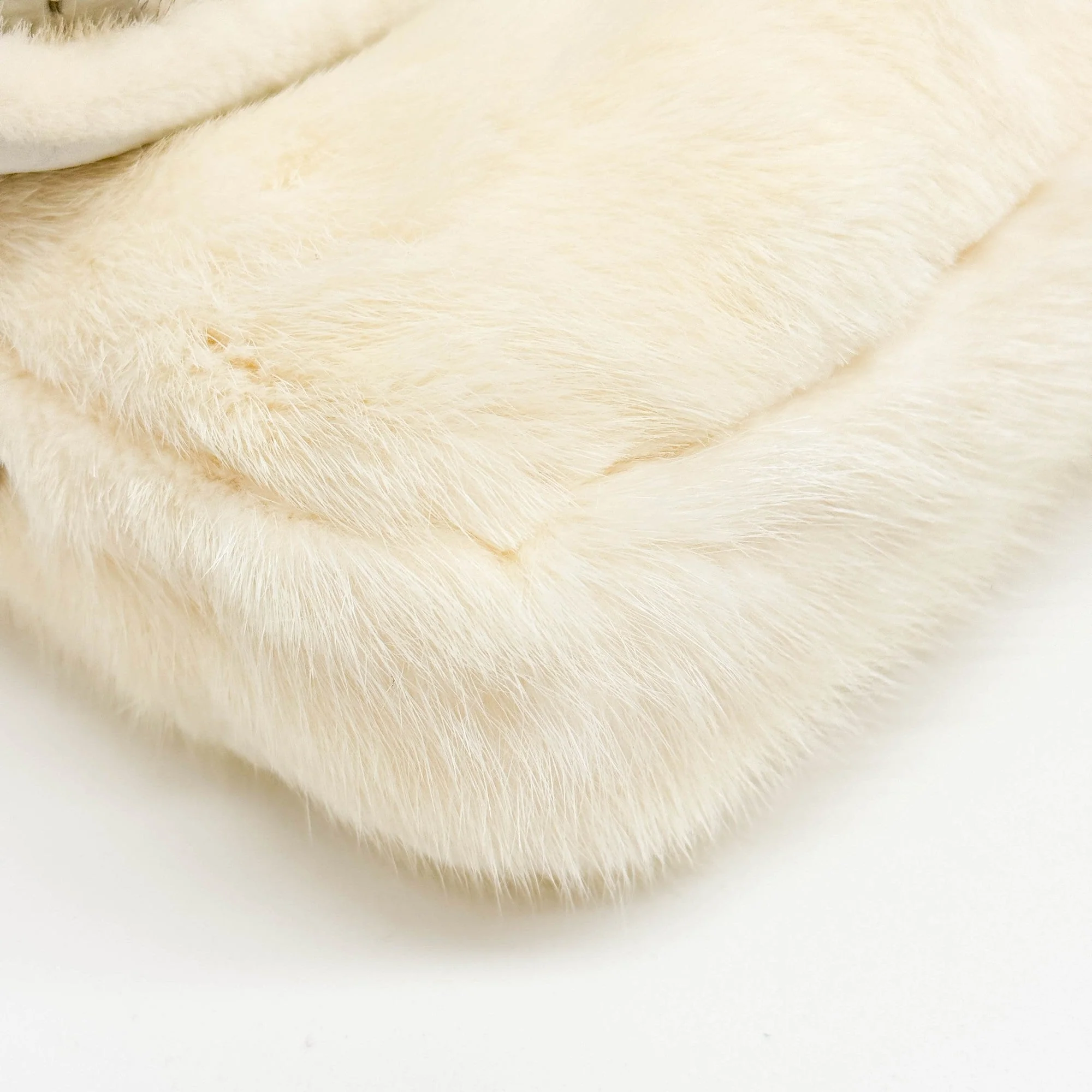 Baguette Off-white Fur with Rose Details Shoulder Bag - Image 9