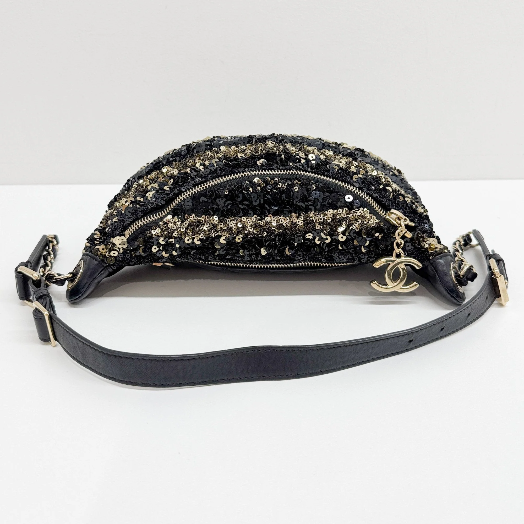 Pochette Ceinture 2018-2019 Black & Gold Sequin Belt Bag - Image 7