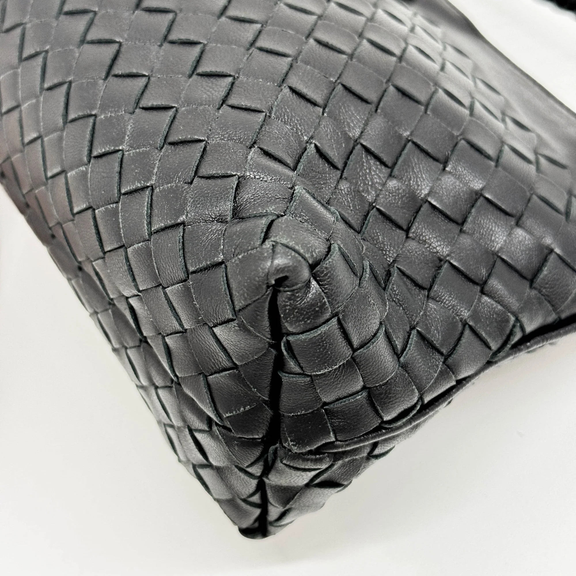 Black Intrecciato Leather Shoulder Bag - Image 10