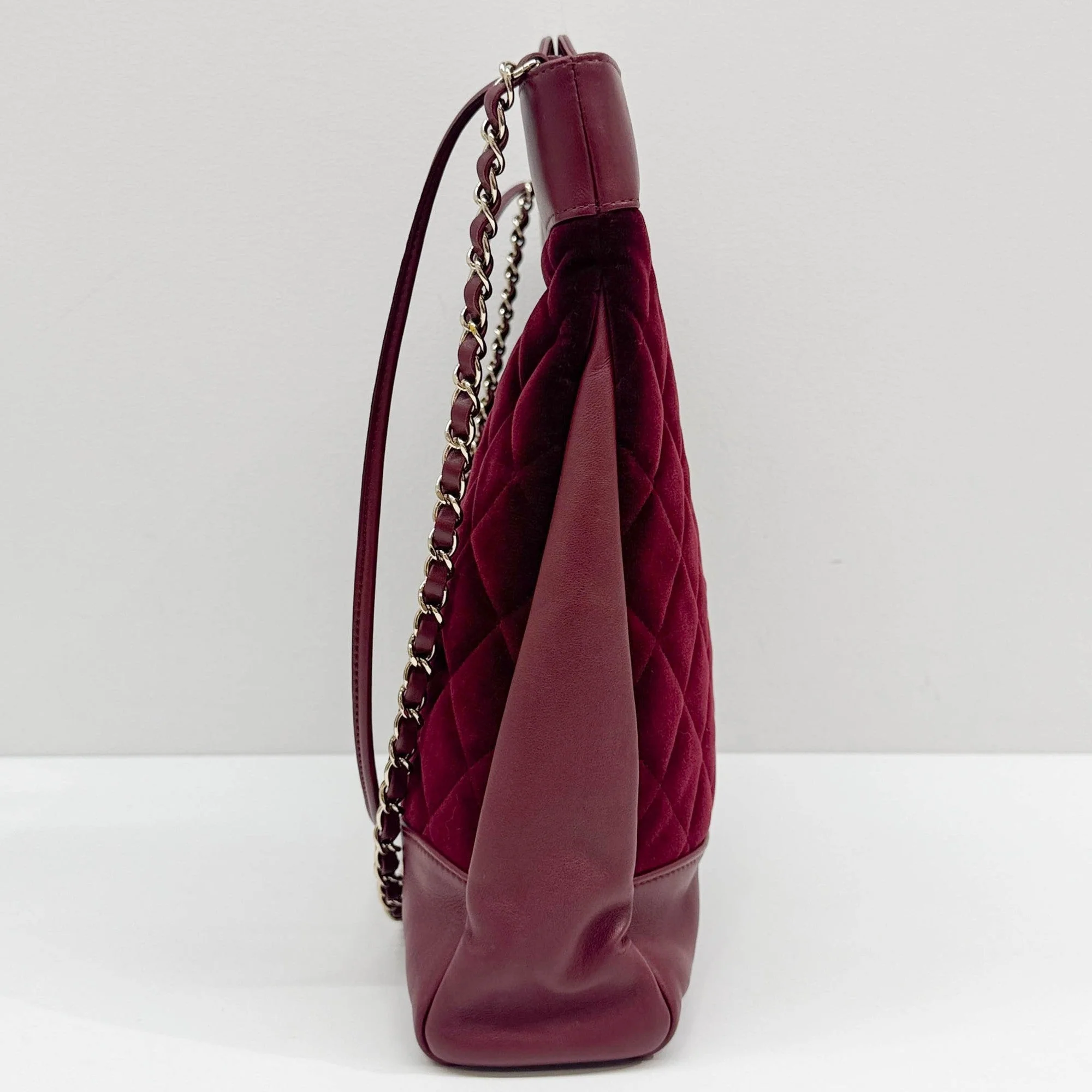 Chanel 31 2019 Red Velvet and Leather Tote Bag - Image 5
