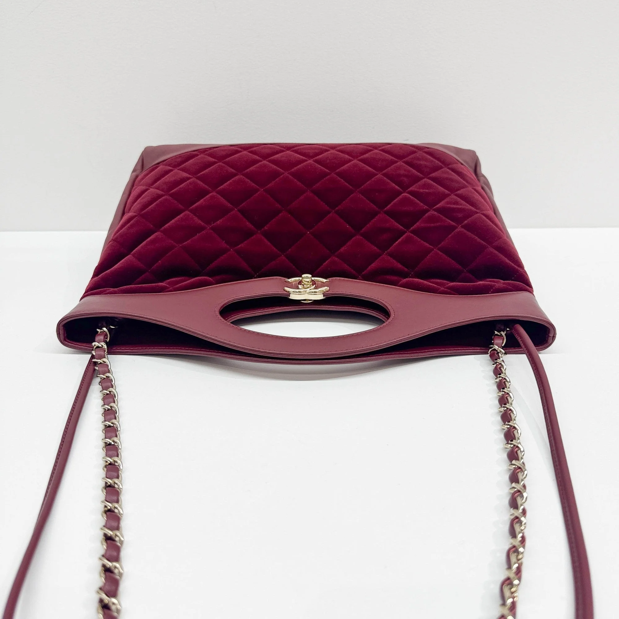 Chanel 31 2019 Red Velvet and Leather Tote Bag - Image 6