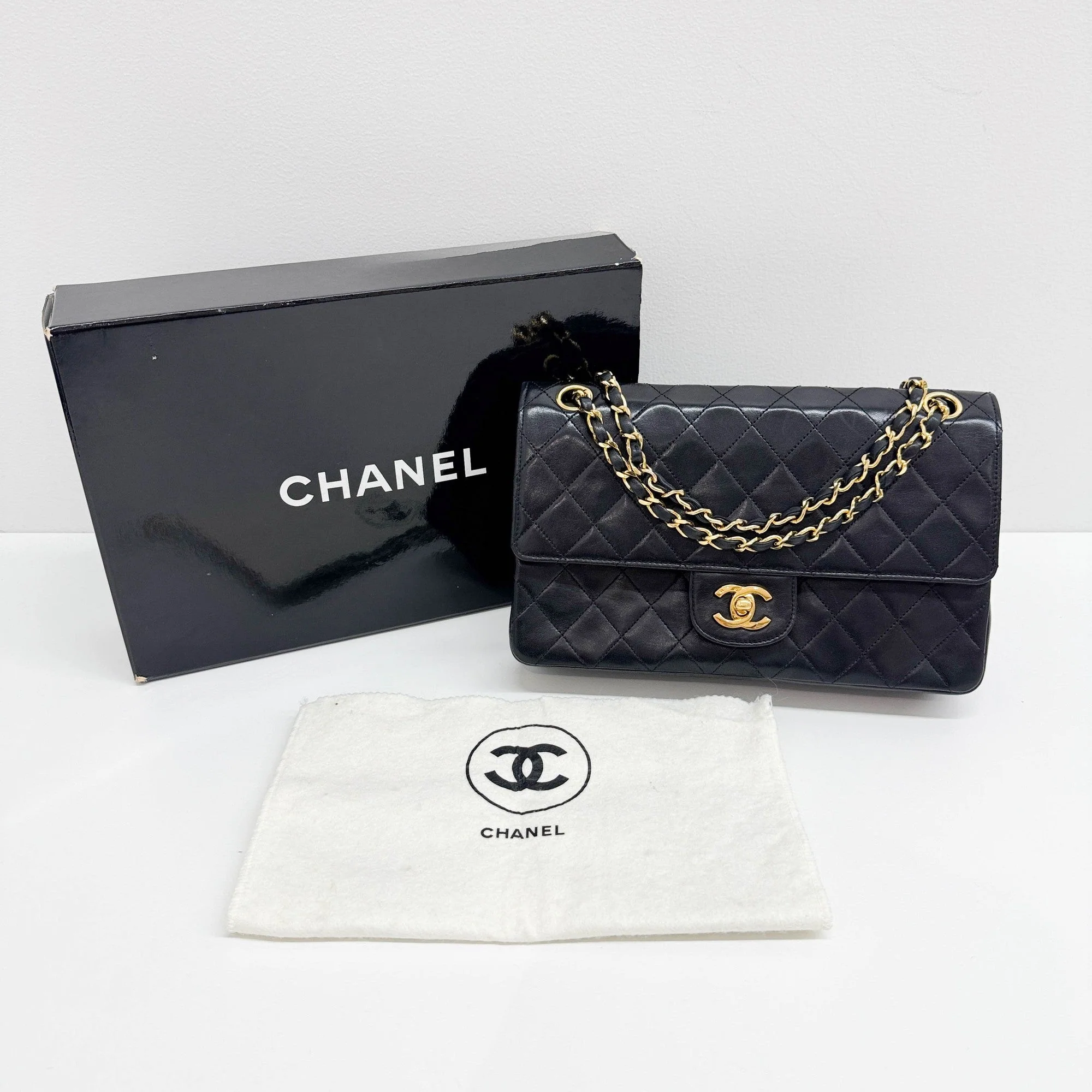 Classic Flap 2003-2004 Matelasse Black Leather Shoulder Bag - Image 4