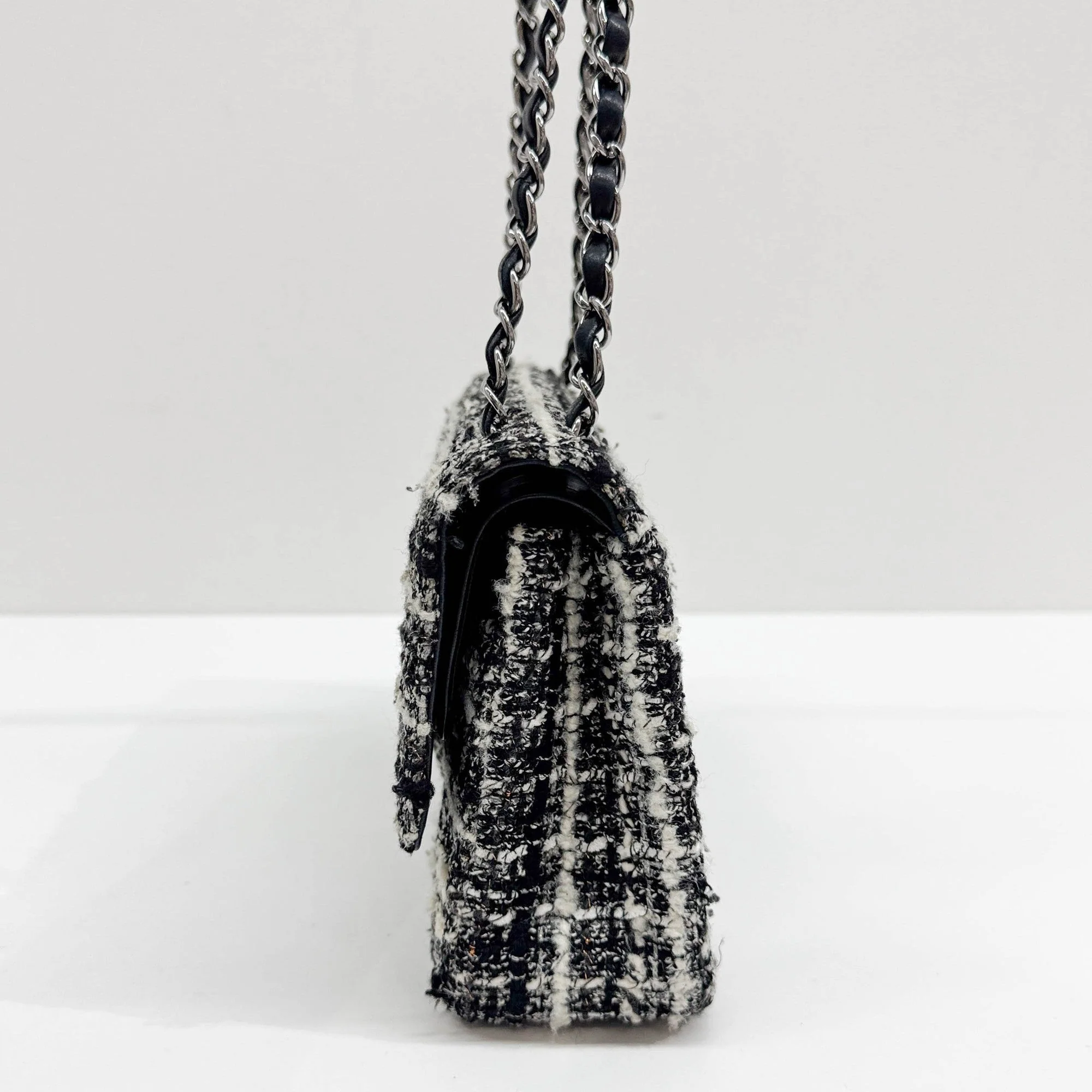 Classic Double Flap 1989-1991 Matelasse Black & White Tweed Shoulder Bag - Image 6