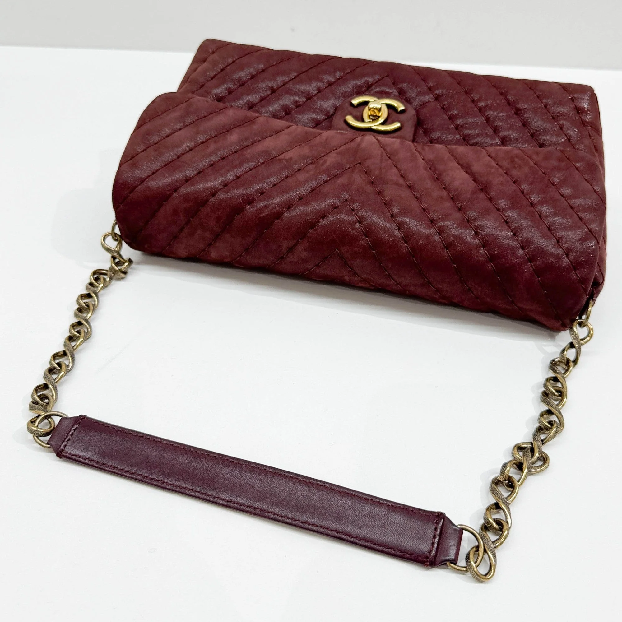 Classic Flap 2010-2011 Chevron Bordeaux Suede Shoulder Bag - Image 7