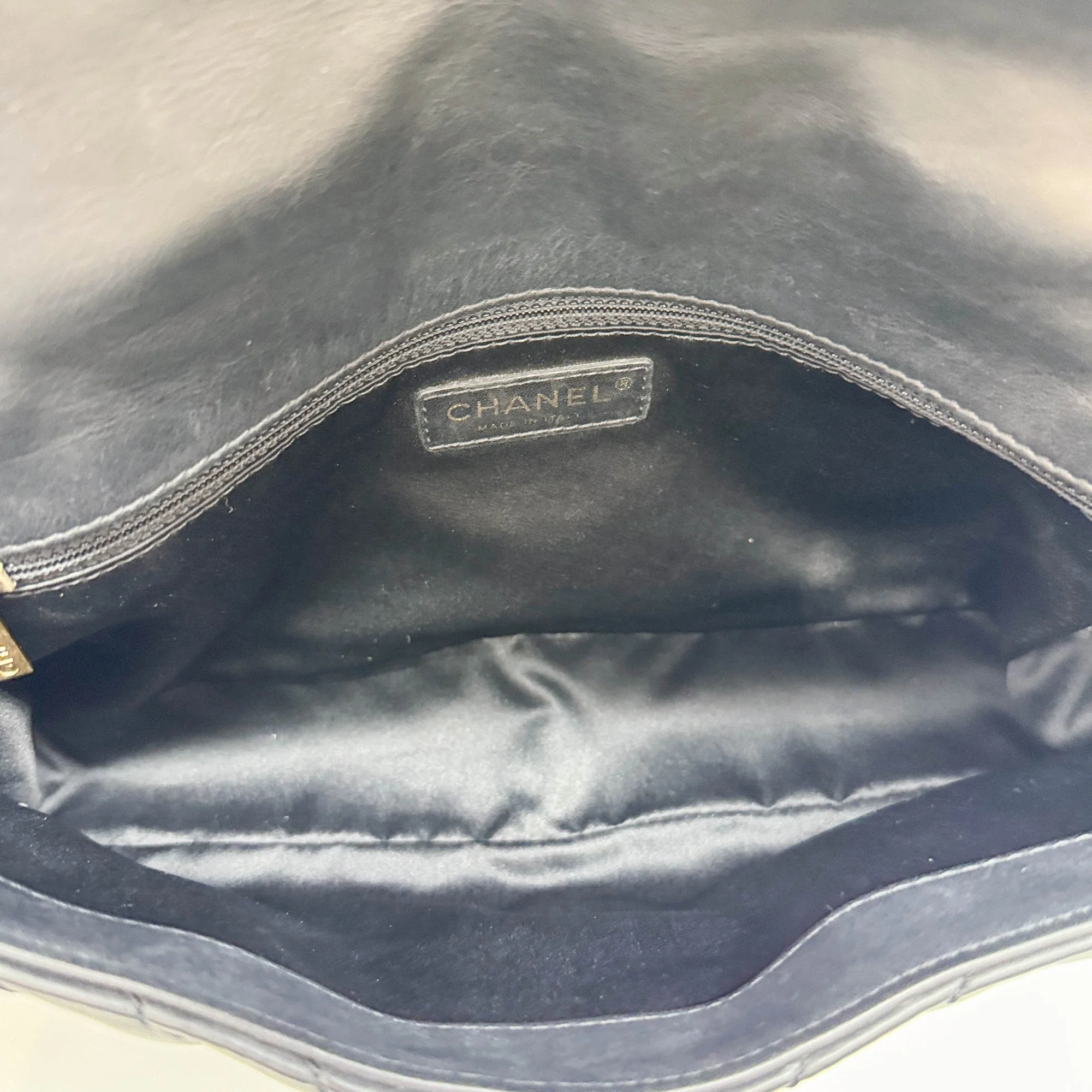 Classic Flap 2012 Chevron Black Leather Shoulder Bag - Image 16