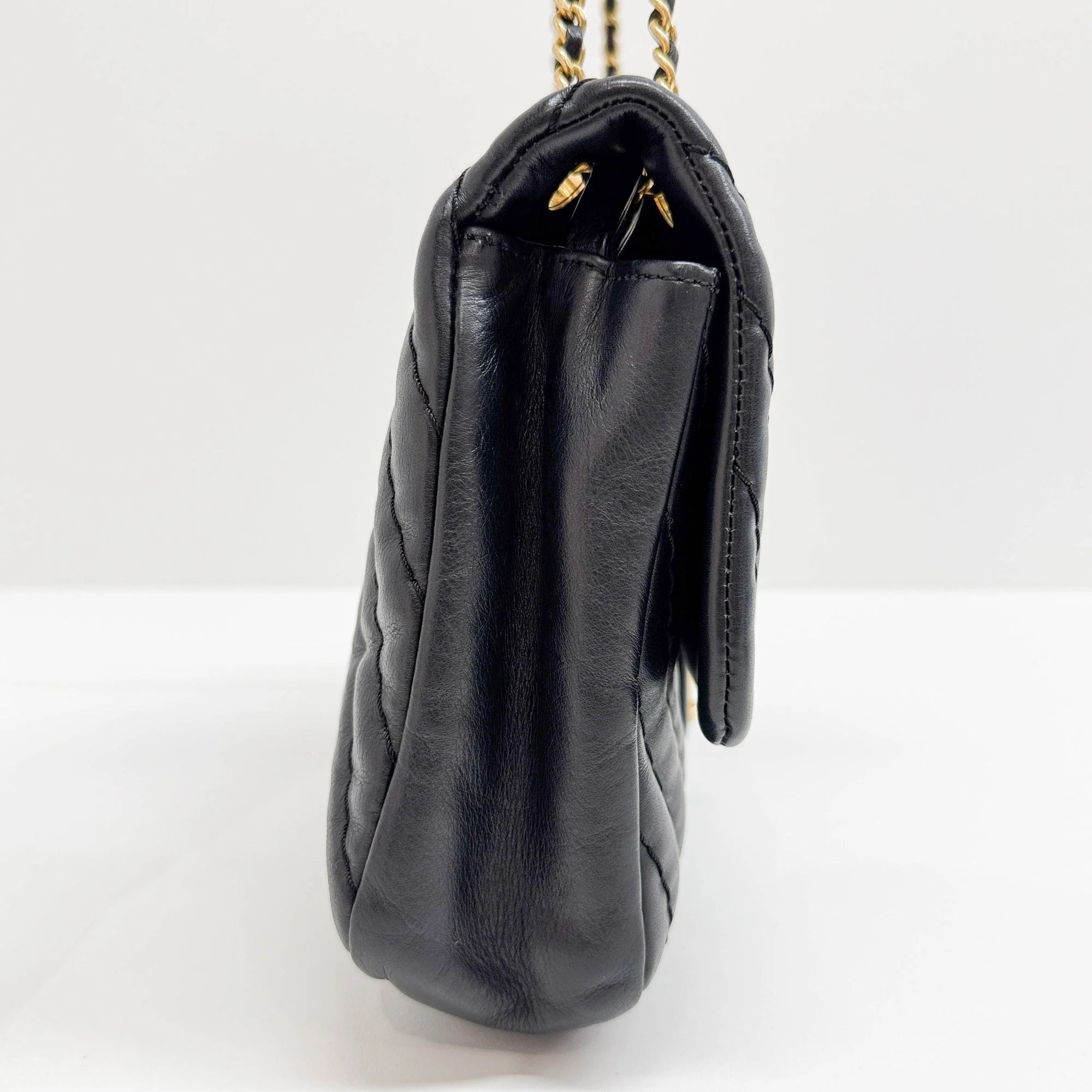 Classic Flap 2012 Chevron Black Leather Shoulder Bag - Image 7