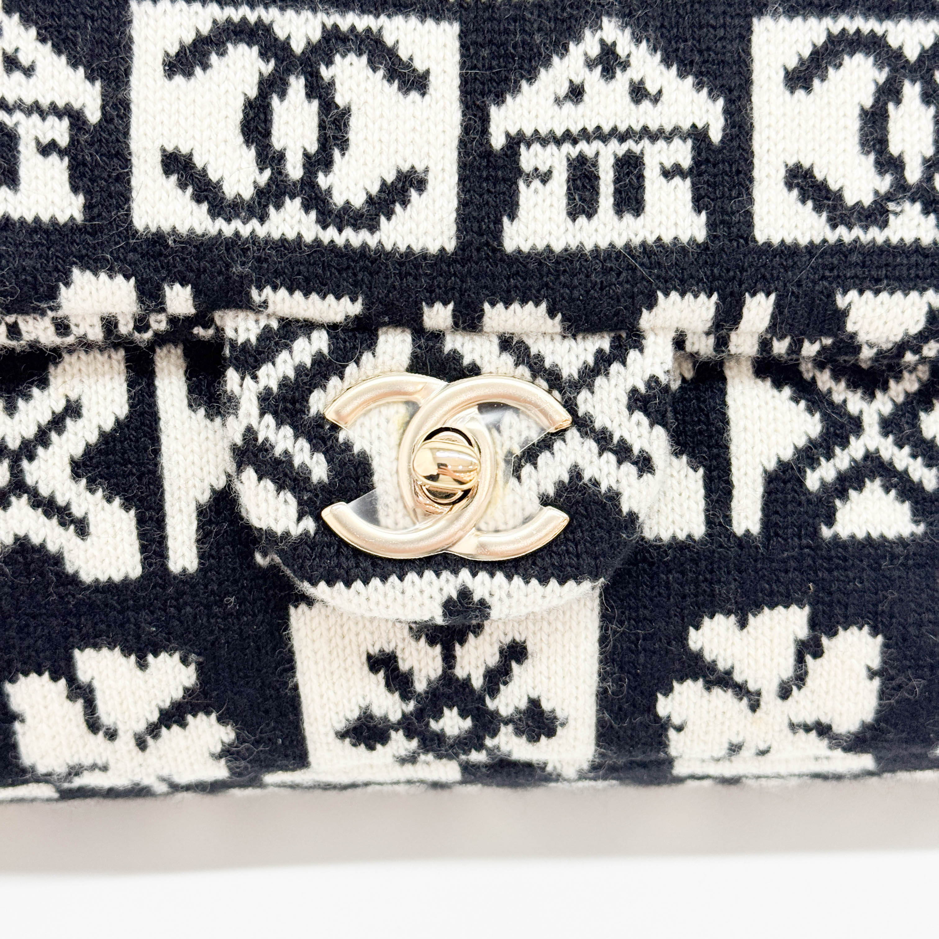 Classic Flap 2019 Knit Black & White Wool Shoulder Bag - Image 11