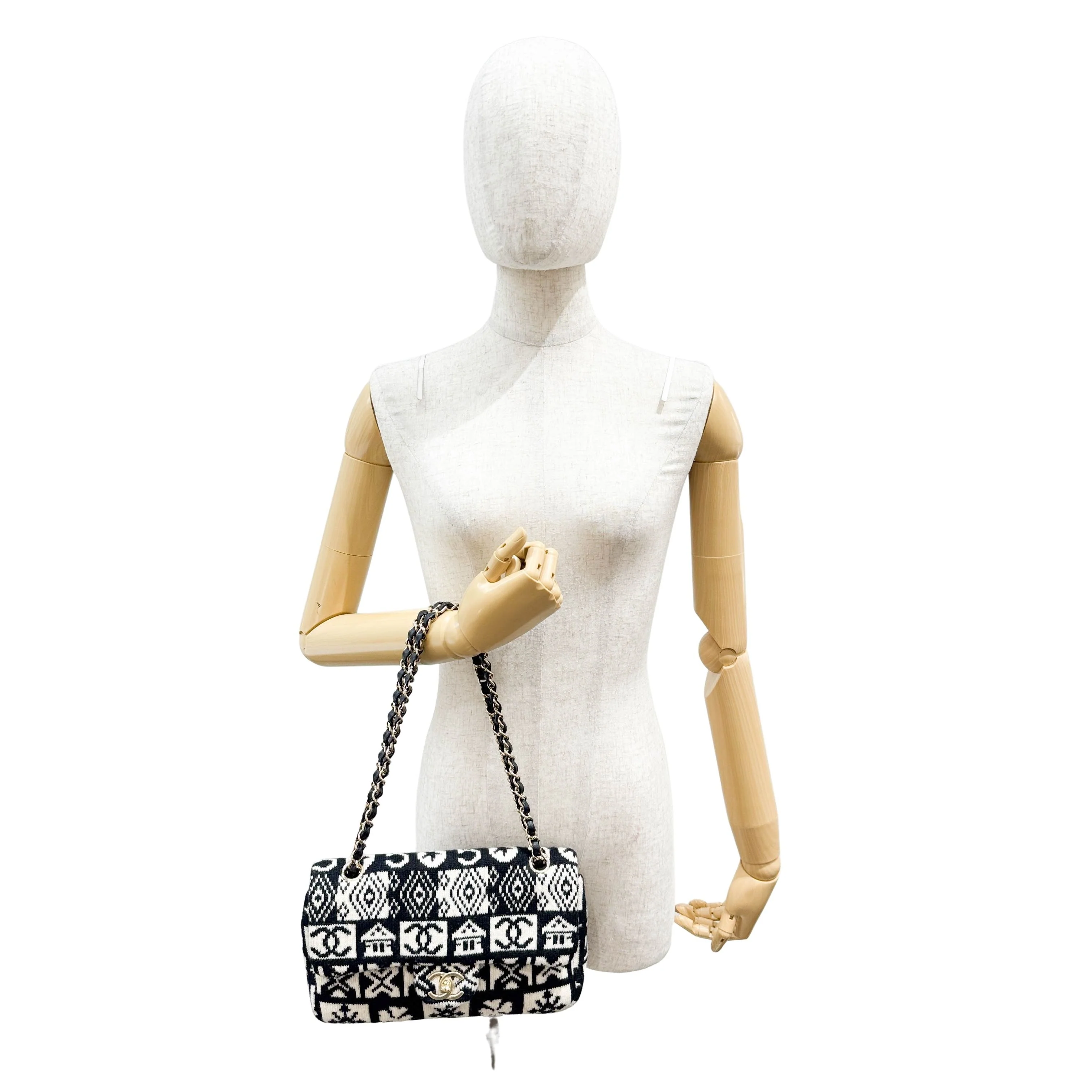 Classic Flap 2019 Knit Black & White Wool Shoulder Bag - Image 12