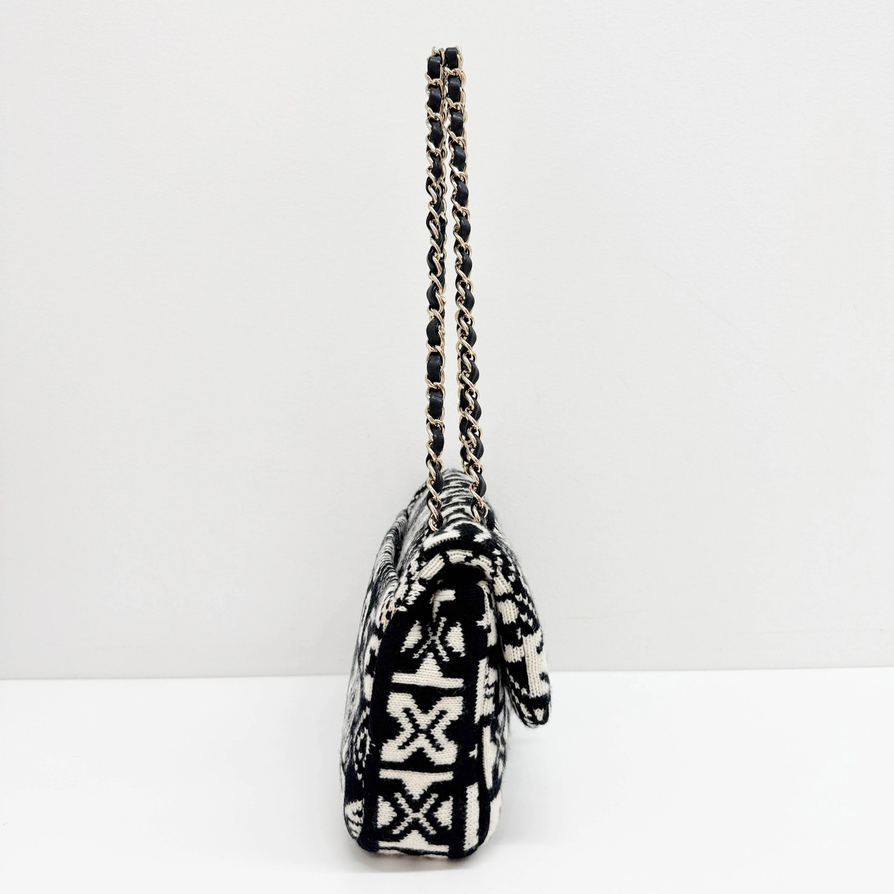 Classic Flap 2019 Knit Black & White Wool Shoulder Bag - Image 3