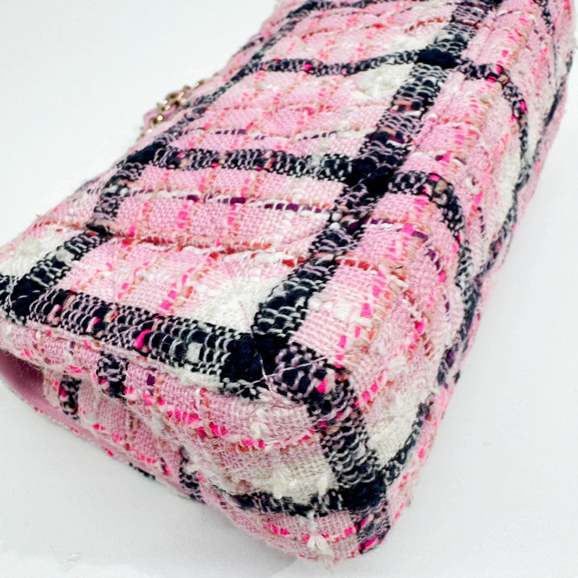 Classic Flip 2021-2026 Matelasse Pink Tweed Shoulder Bag - Image 12