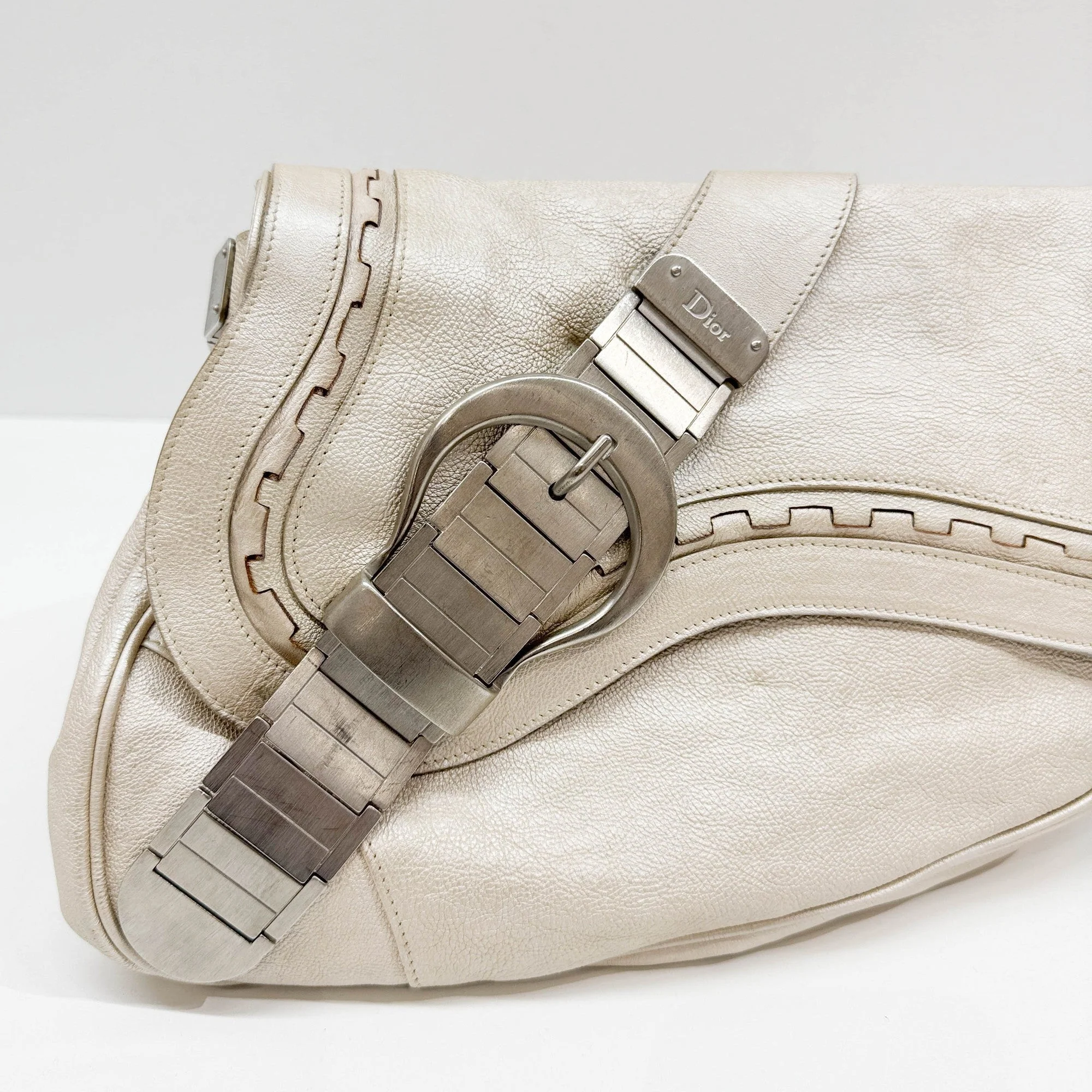 Gaucho Oyster Strap Champagne Leather Shoulder Bag - Image 14