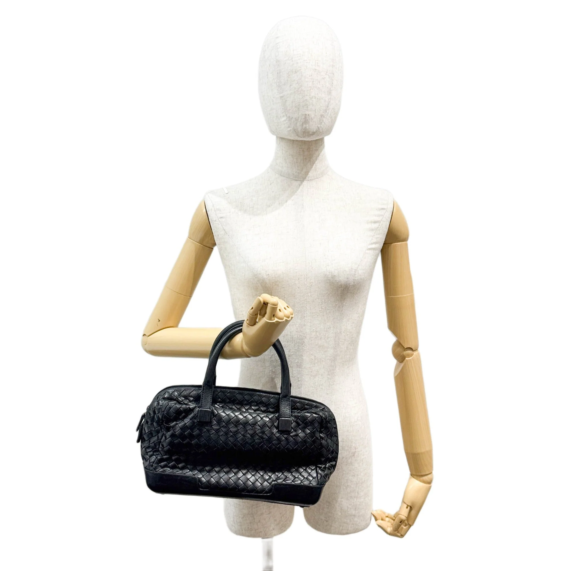 Intrecciato Black Leather Hand Bag - Image 3