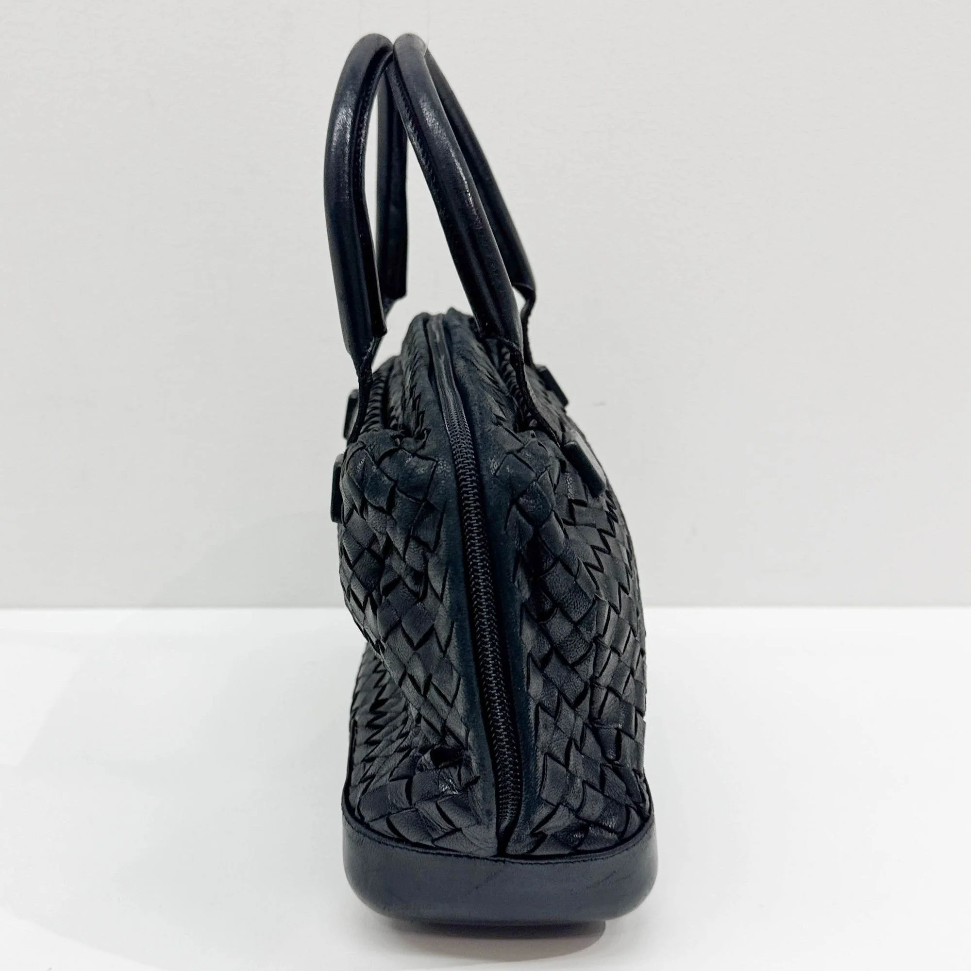 Intrecciato Black Leather Hand Bag - Image 4