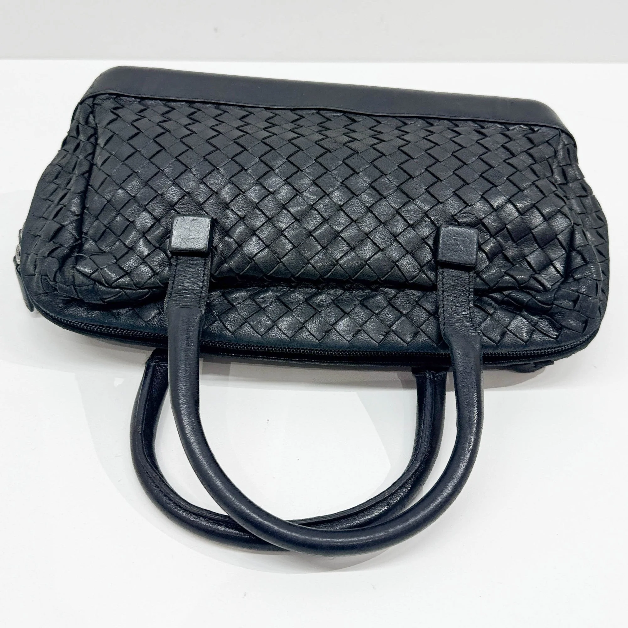 Intrecciato Black Leather Hand Bag - Image 6