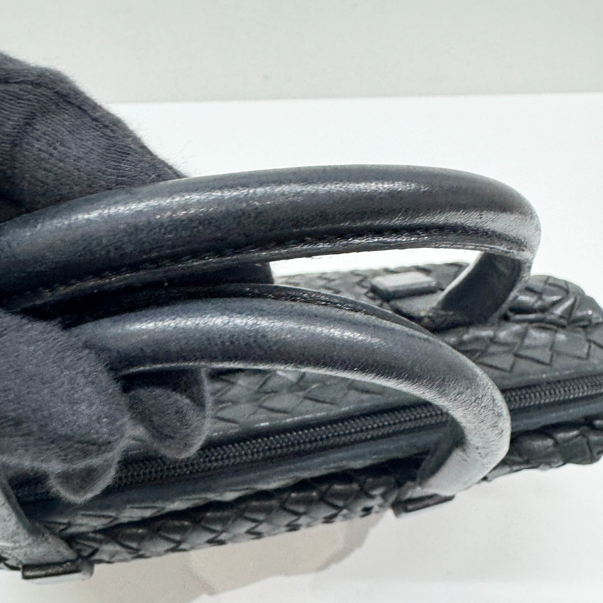 Intrecciato Black Leather Hand Bag - Image 8