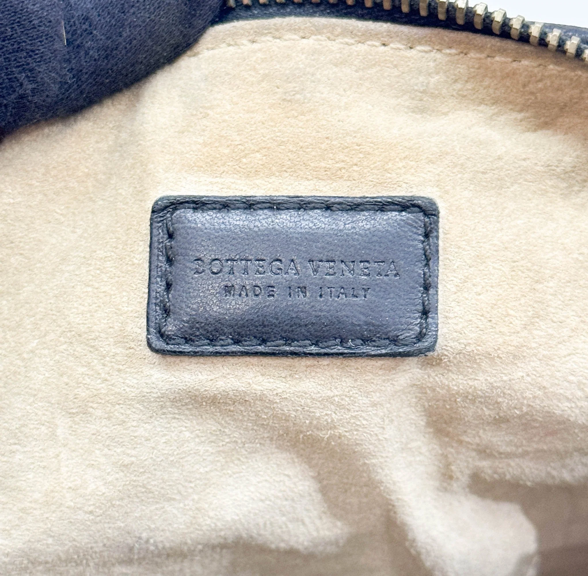 Intrecciato Black Leather Pouch Bag - Image 17