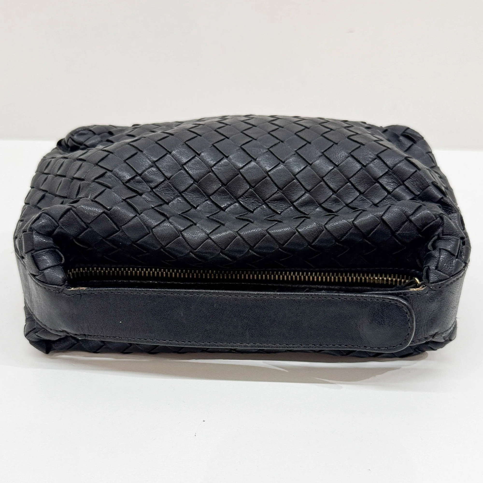 Intrecciato Black Leather Pouch Bag - Image 6