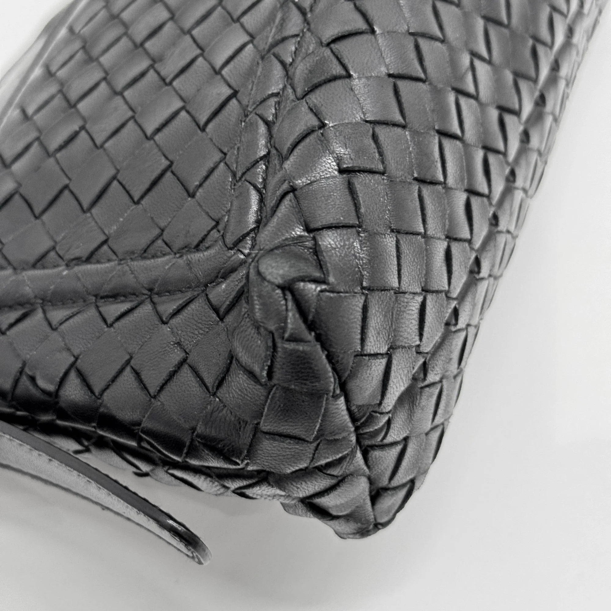 Intrecciato Black Leather Shoulder Bag - Image 9