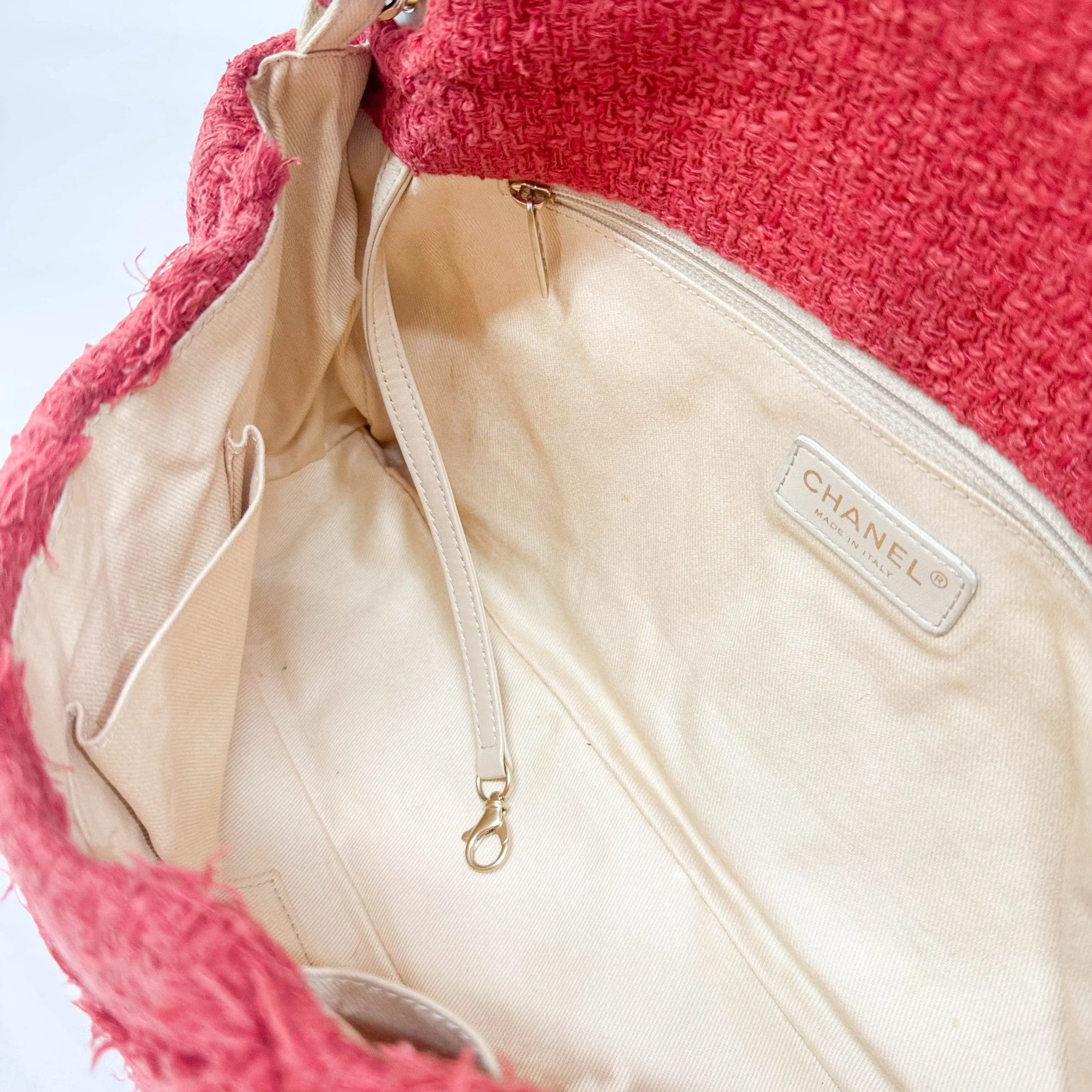 Large Nature Flap 2009 Red Tweed Shoulder Bag - Image 17