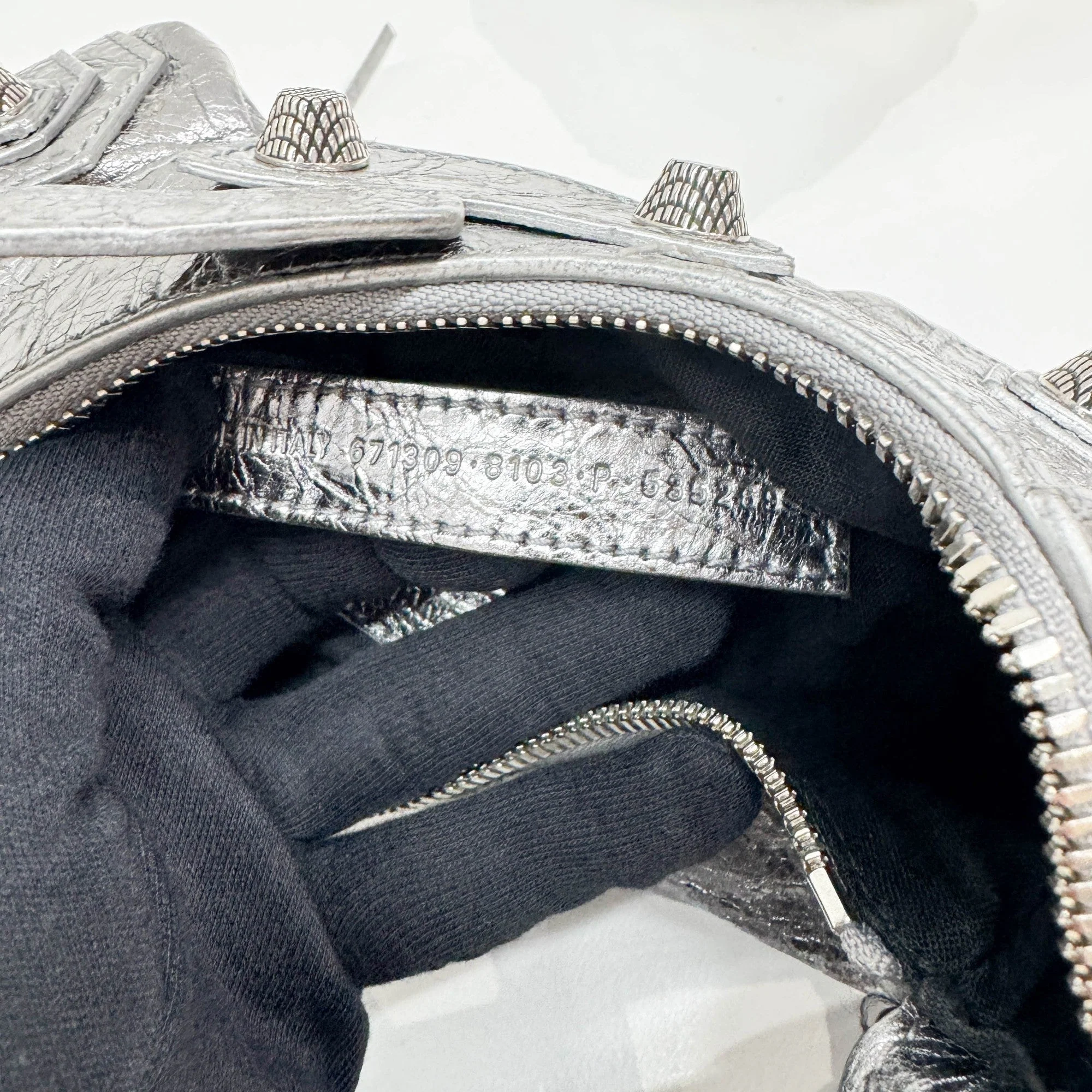 Le Cagole Silver Leather Shoulder Bag - Image 9
