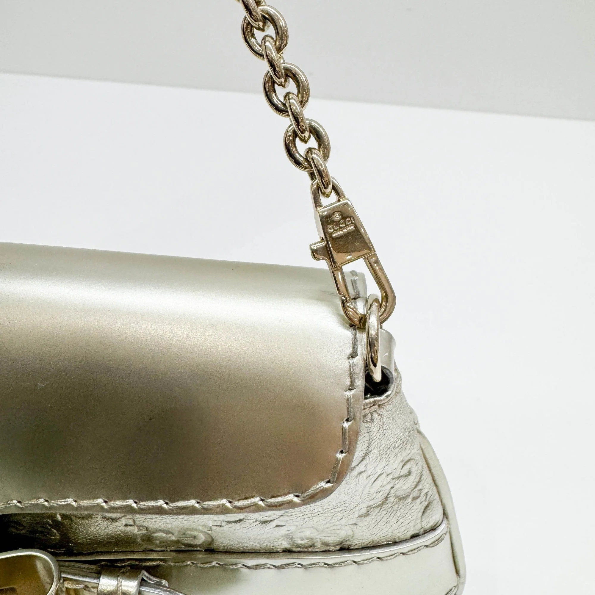 Queen Bow Metallic White Gold Guccissima Leather Shoulder Bag - Image 14