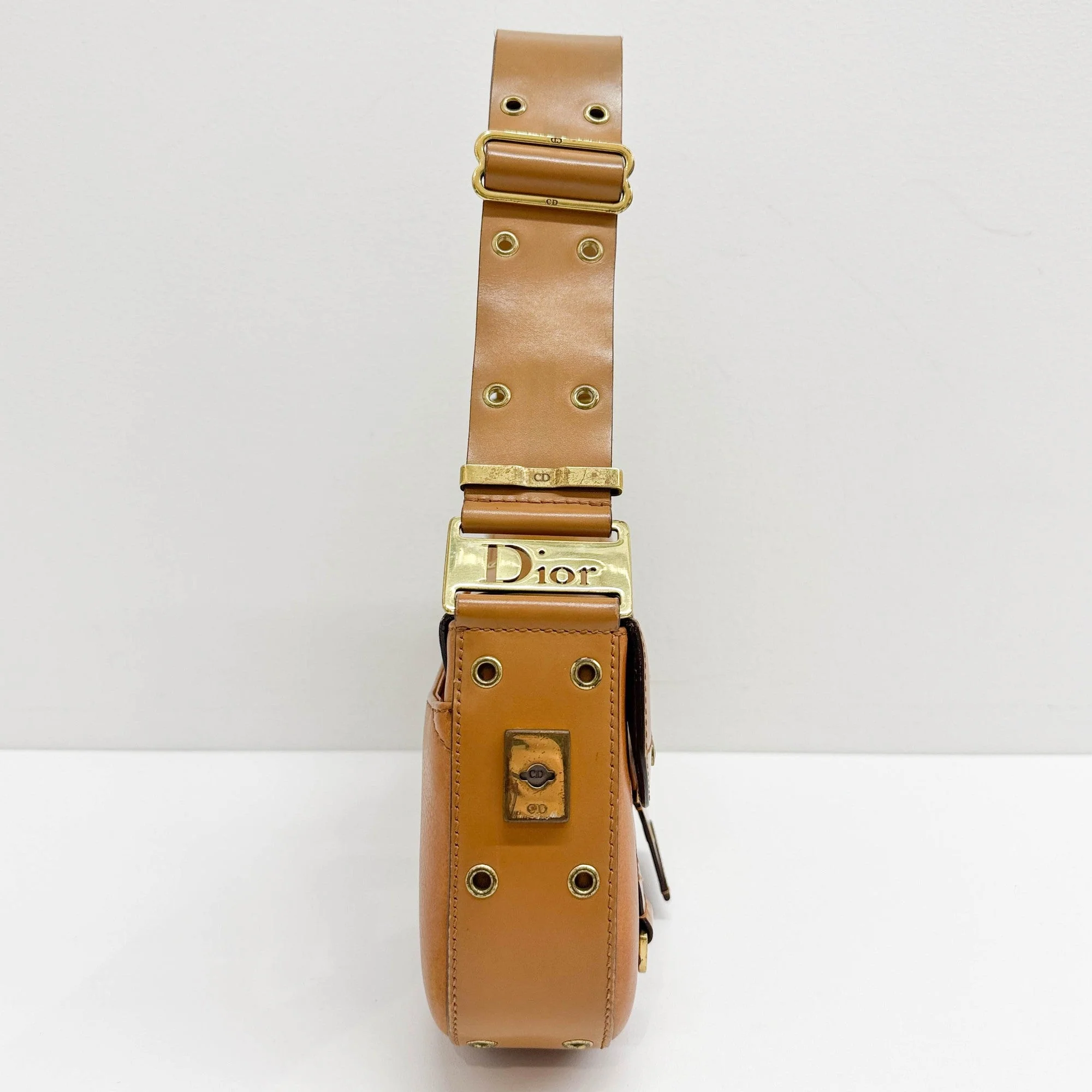 Street-Chic Caramel Brown Leather Shoulder Bag - Image 5