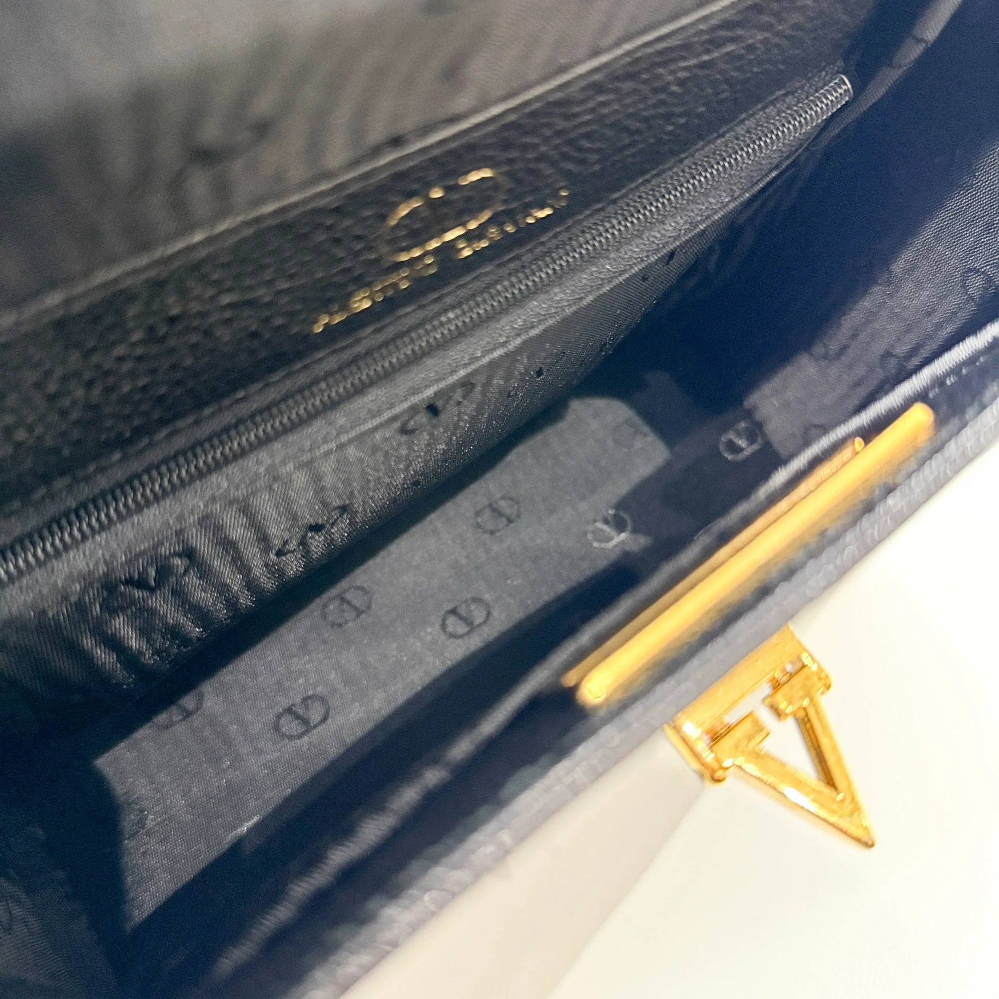 V Logo Black Leather Hand Bag - Image 17