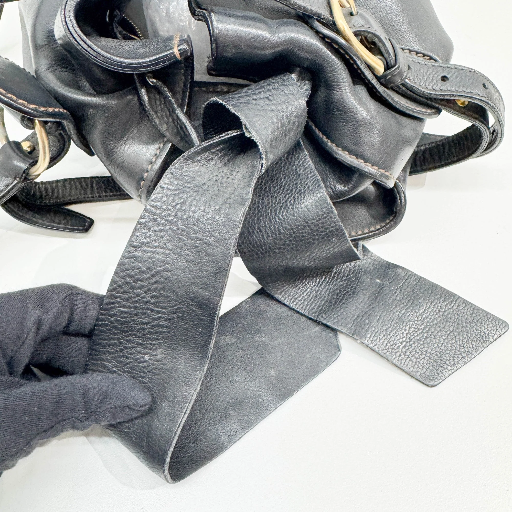 Vitello Lux Bow Black Leather Shoulder Bag - Image 16