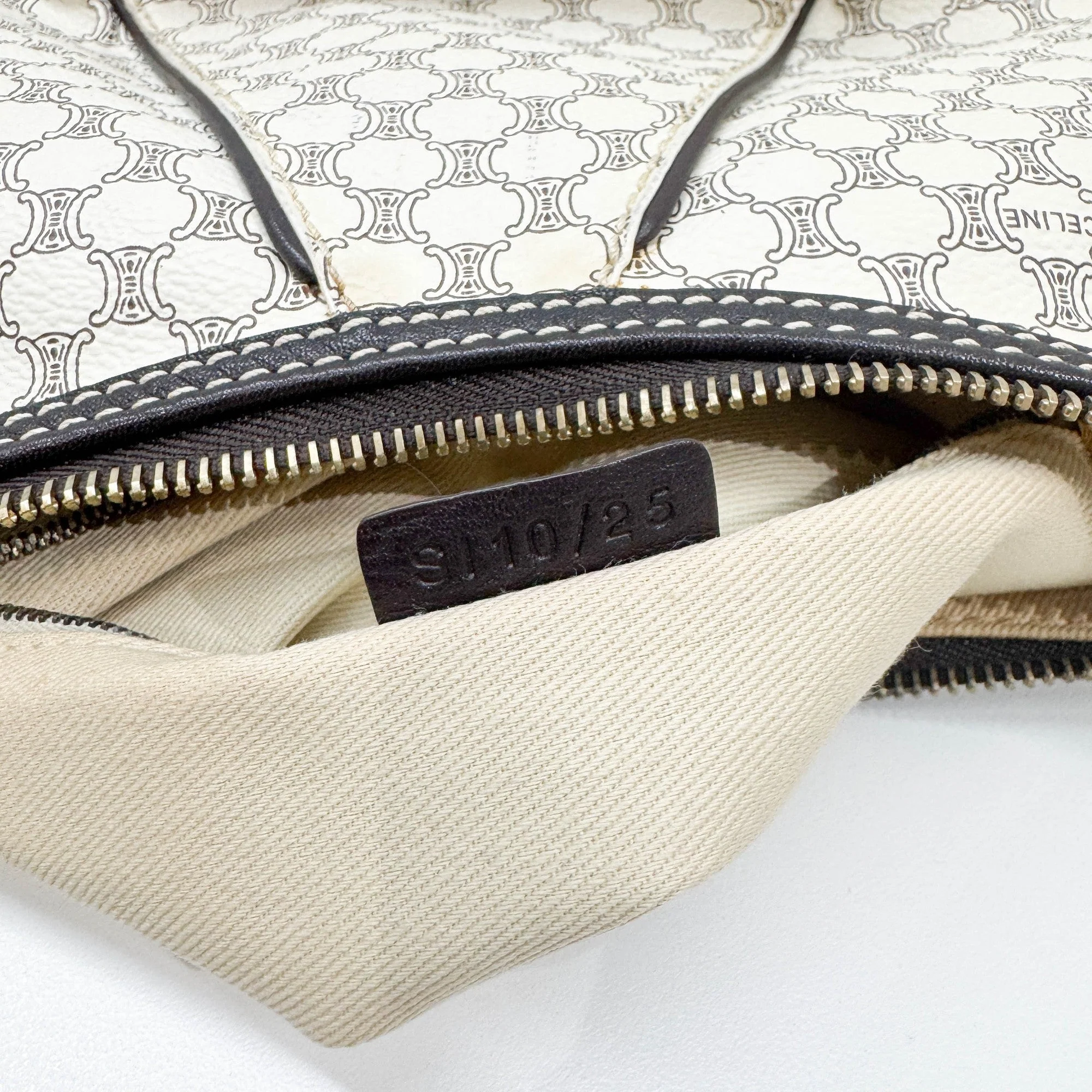 White Macadam Triomphe Leather Hobo Bag - Image 13