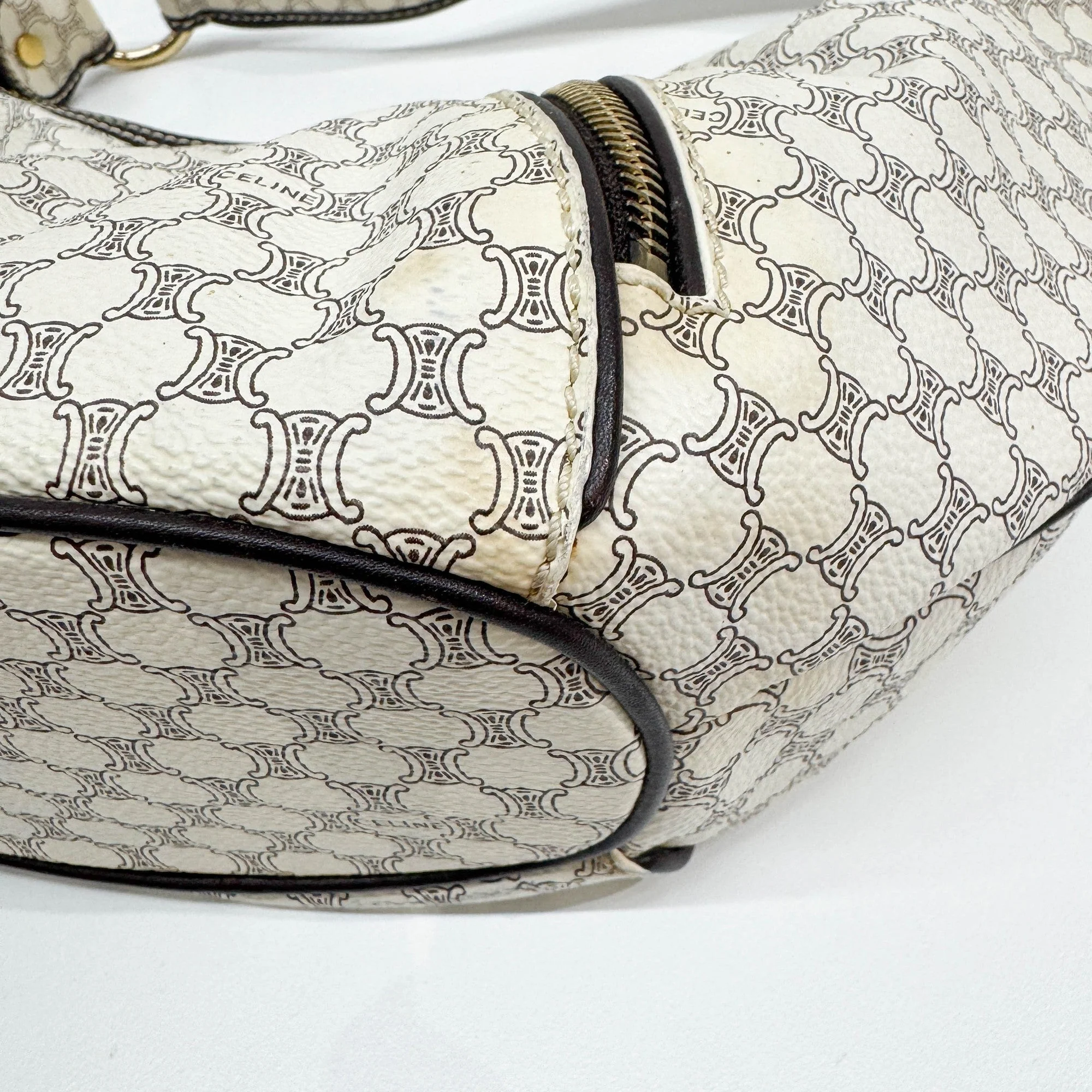 White Macadam Triomphe Leather Hobo Bag - Image 9